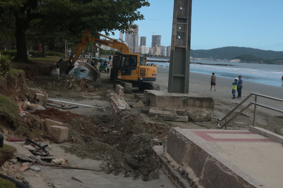 Santos inicia reconstrução de calçadão destruído por ressaca; obra vai até 2026
