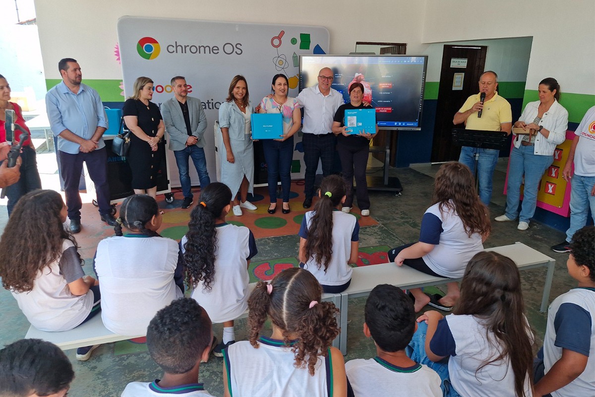 Prefeitura entrega 3,3 mil Chromebooks para escolas municipais