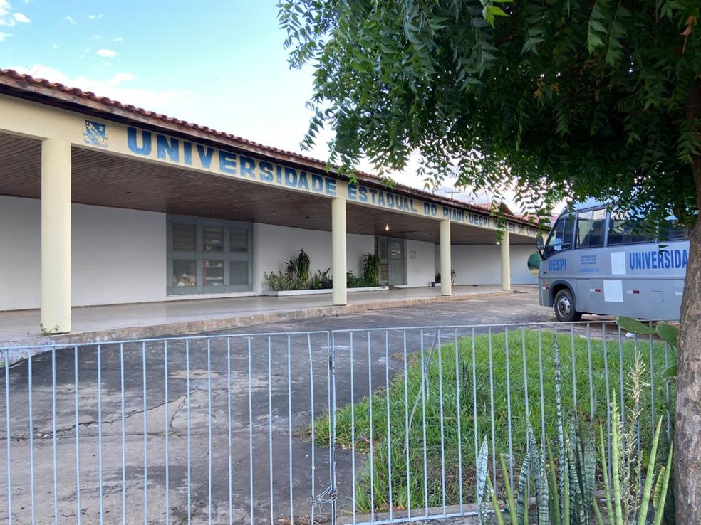 Incêndio destrói teto de salas de aula da Universidade Estadual do Piauí em Uruçuí; atividades foram suspensas — Foto: Uespi/ Divulgação