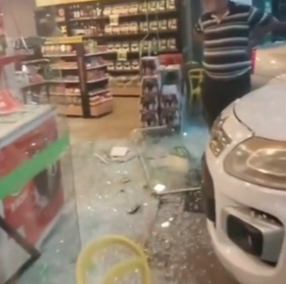 Cantor Walter de Afogados perde controle de carro, bate em duas pessoas e invade loja de conveniência; VÍDEO