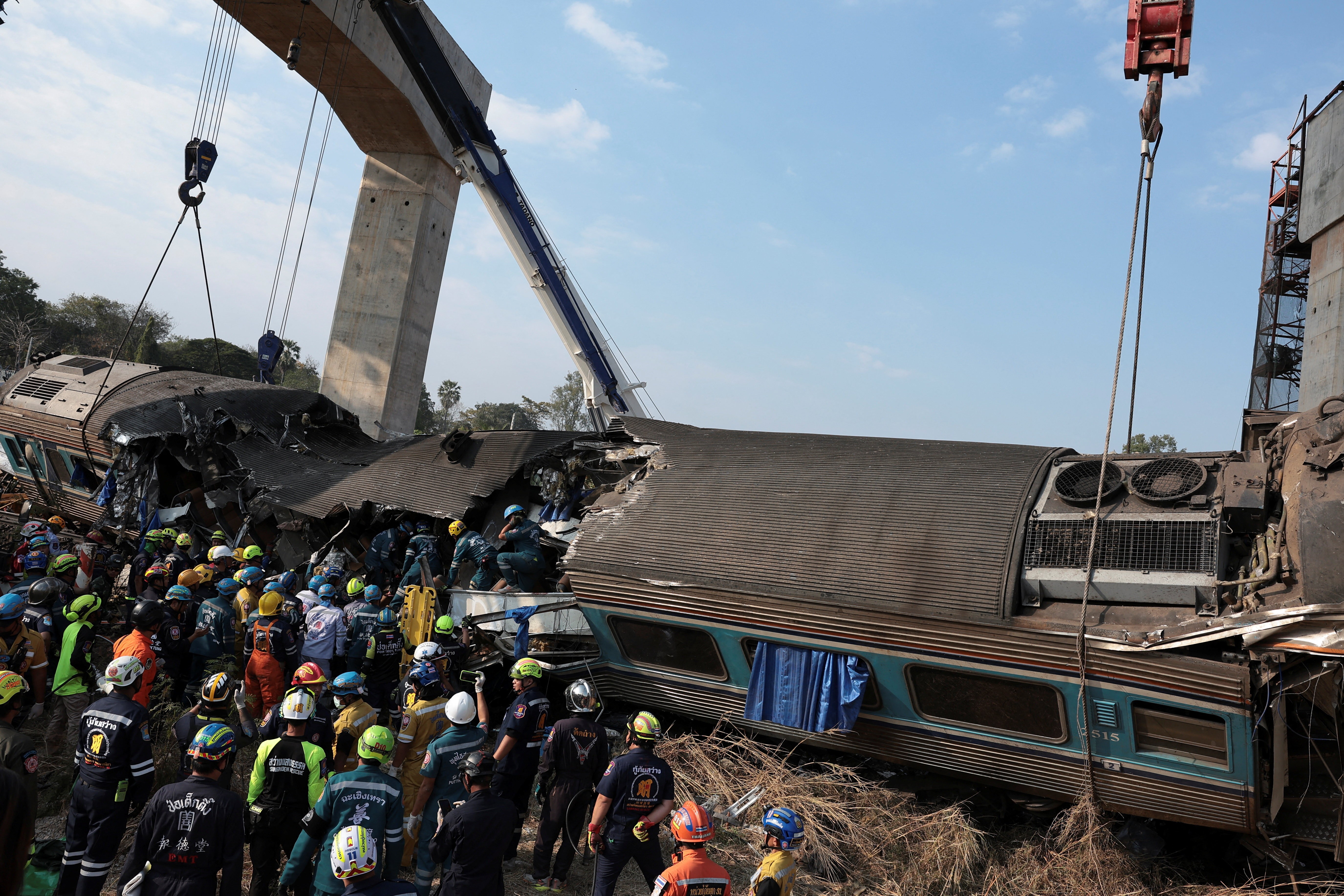 Guindaste cai sobre trem em movimento na Tailândia e deixa 28 mortos