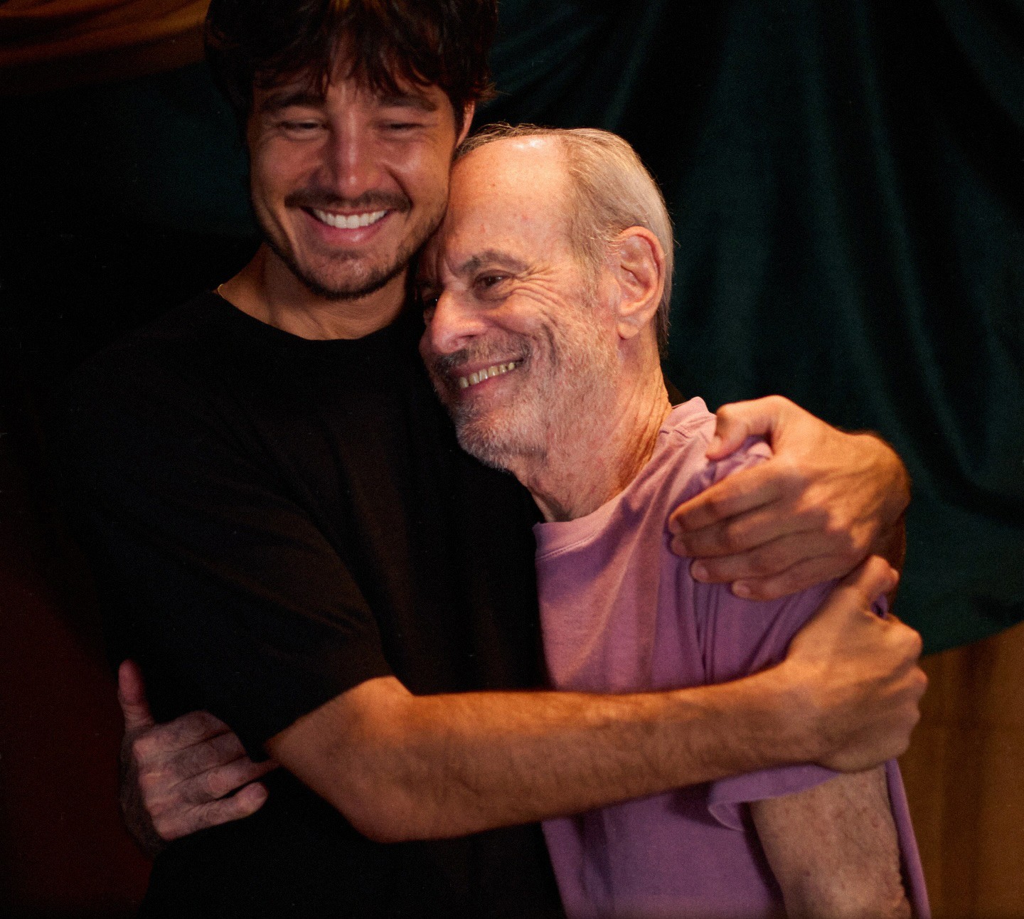 Tiago Iorc regrava repertório do álbum 'Troco likes' com feats com Melly, Ney Matogrosso, Iza, Jota.Pê e Os Garotin