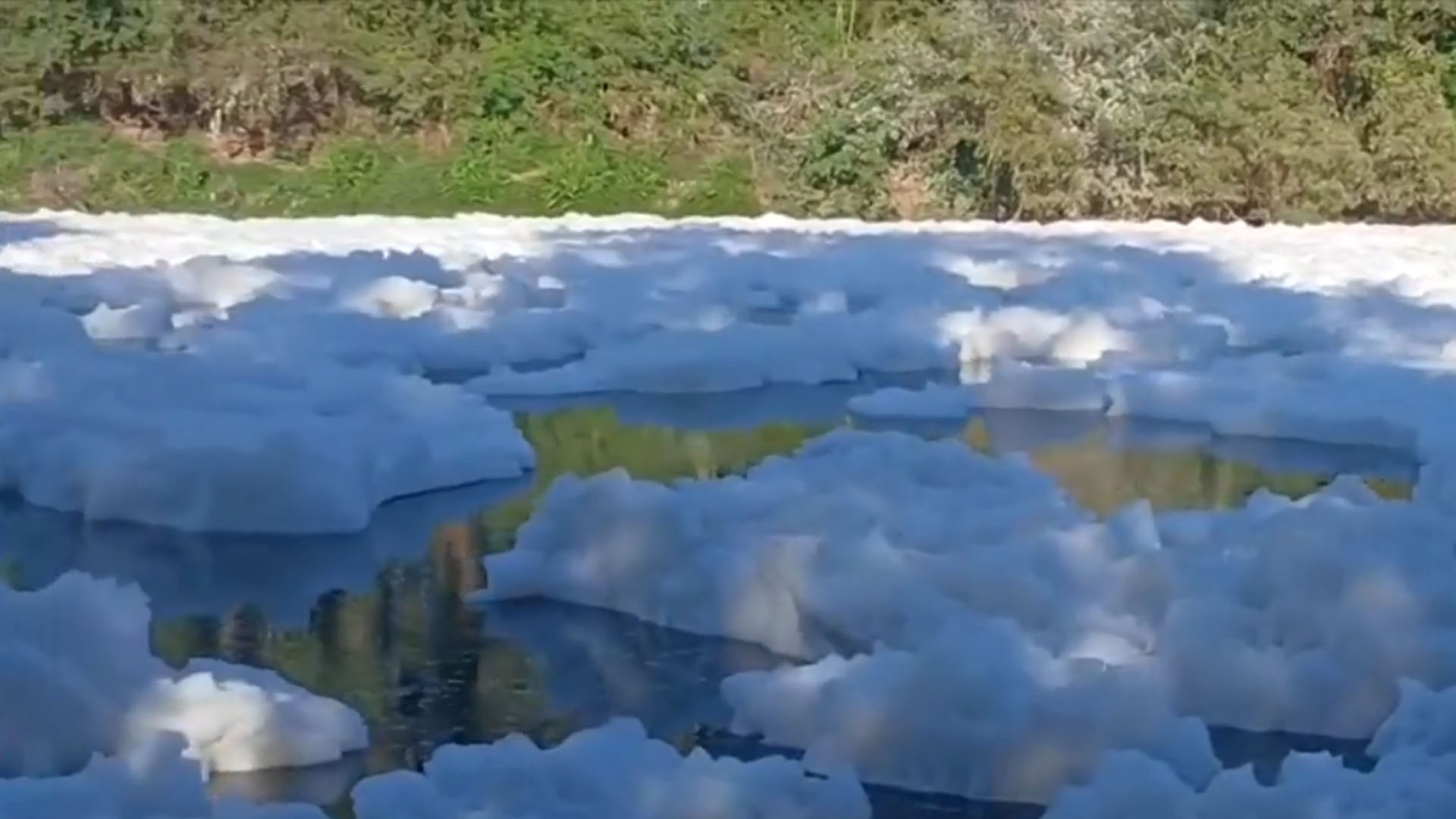Um mês depois, espuma tóxica reaparece e volta a cobrir Rio Tietê em Salto