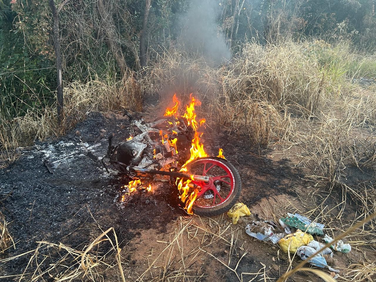 Jovem atropela menino de 4 anos enquanto fazia manobra com moto e foge sem prestar socorro em Formiga