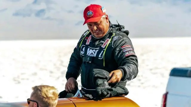 Quem era o piloto que morreu após bater a 450 km/h em busca de recorde terrestre