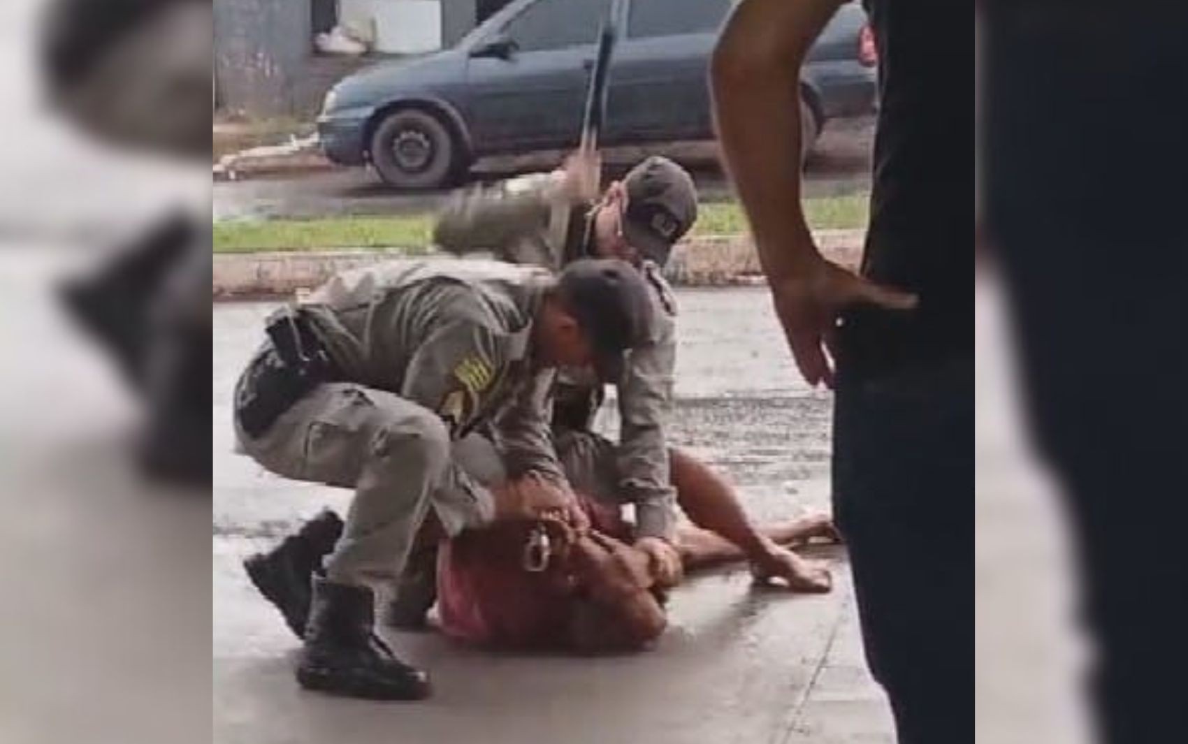Homem deitado no chão e imobilizado é agredido por PM durante abordagem; vídeo  
