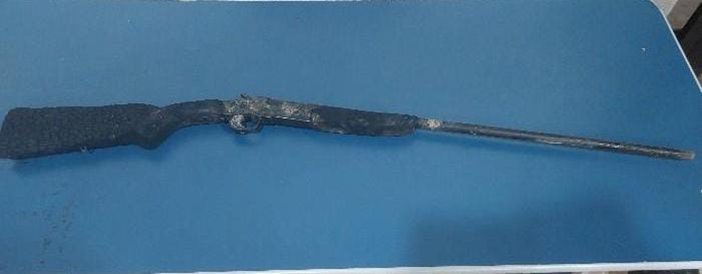 Arma do suspeito de colocar fogo na casa da ex-esposa — Foto: Reprodução