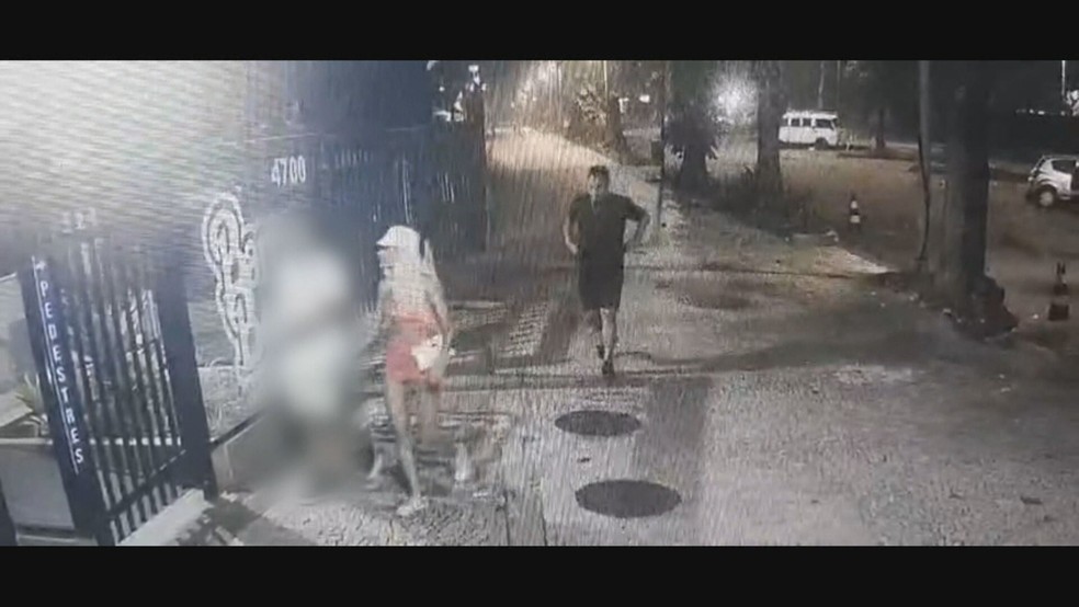 Imagens mostram casal chegando com vítima em apartamento na Barra da Tijuca — Foto: Reprodução/ TV Globo