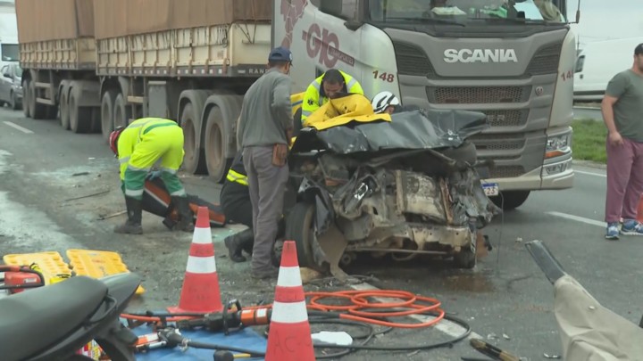 Casal sobrevive após ser prensado contra carreta em engavetamento envolvendo sete veículos no Paraná