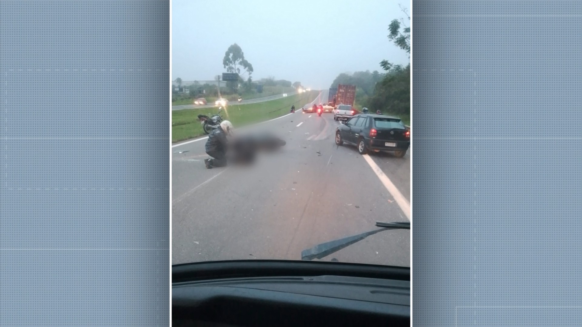 Passageira de moto morre atropelada por carreta após batida na Rodovia Campinas-Mogi