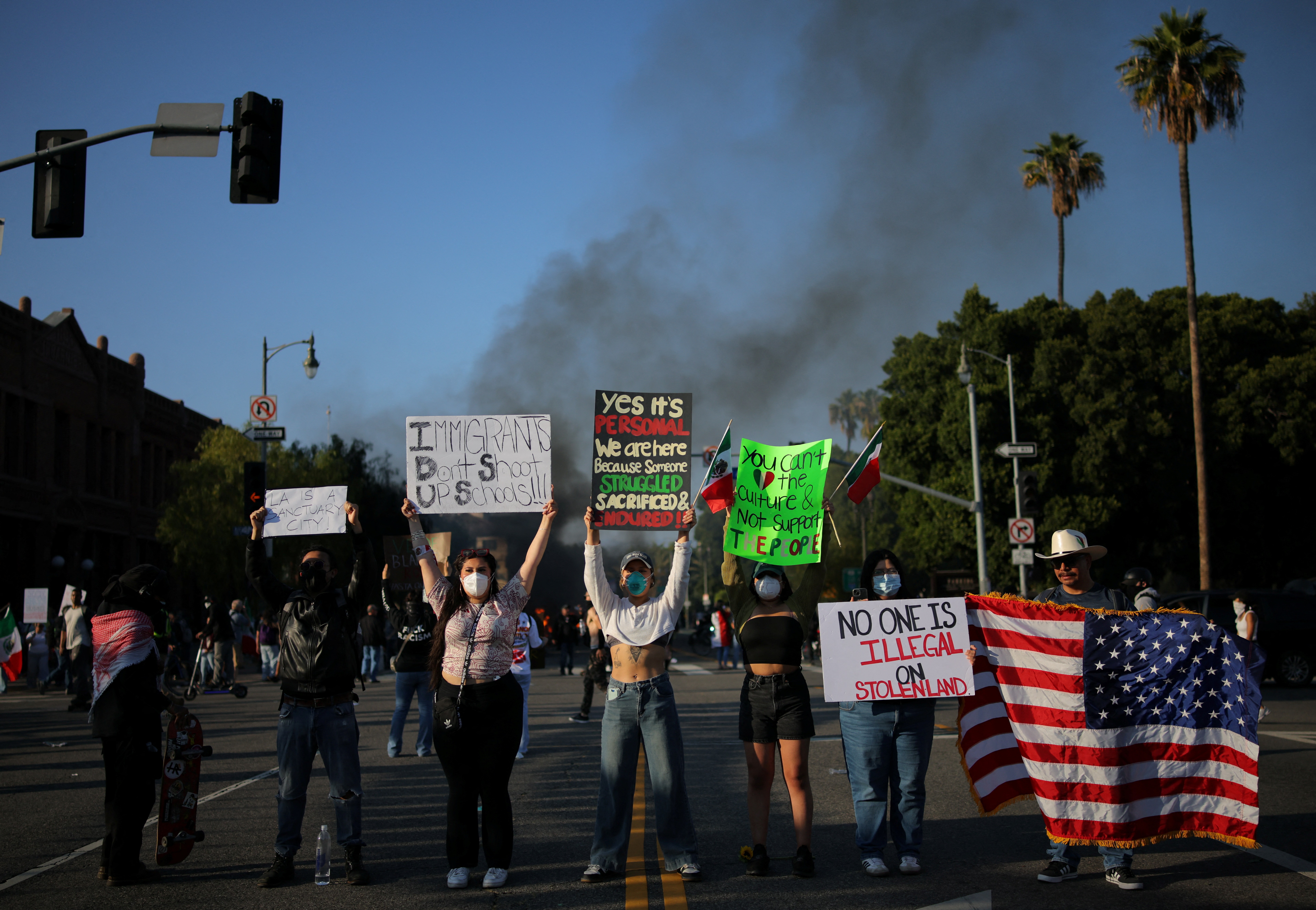 AO VIVO: Los Angeles segue com protestos com Guarda Nacional e fogo em carros
