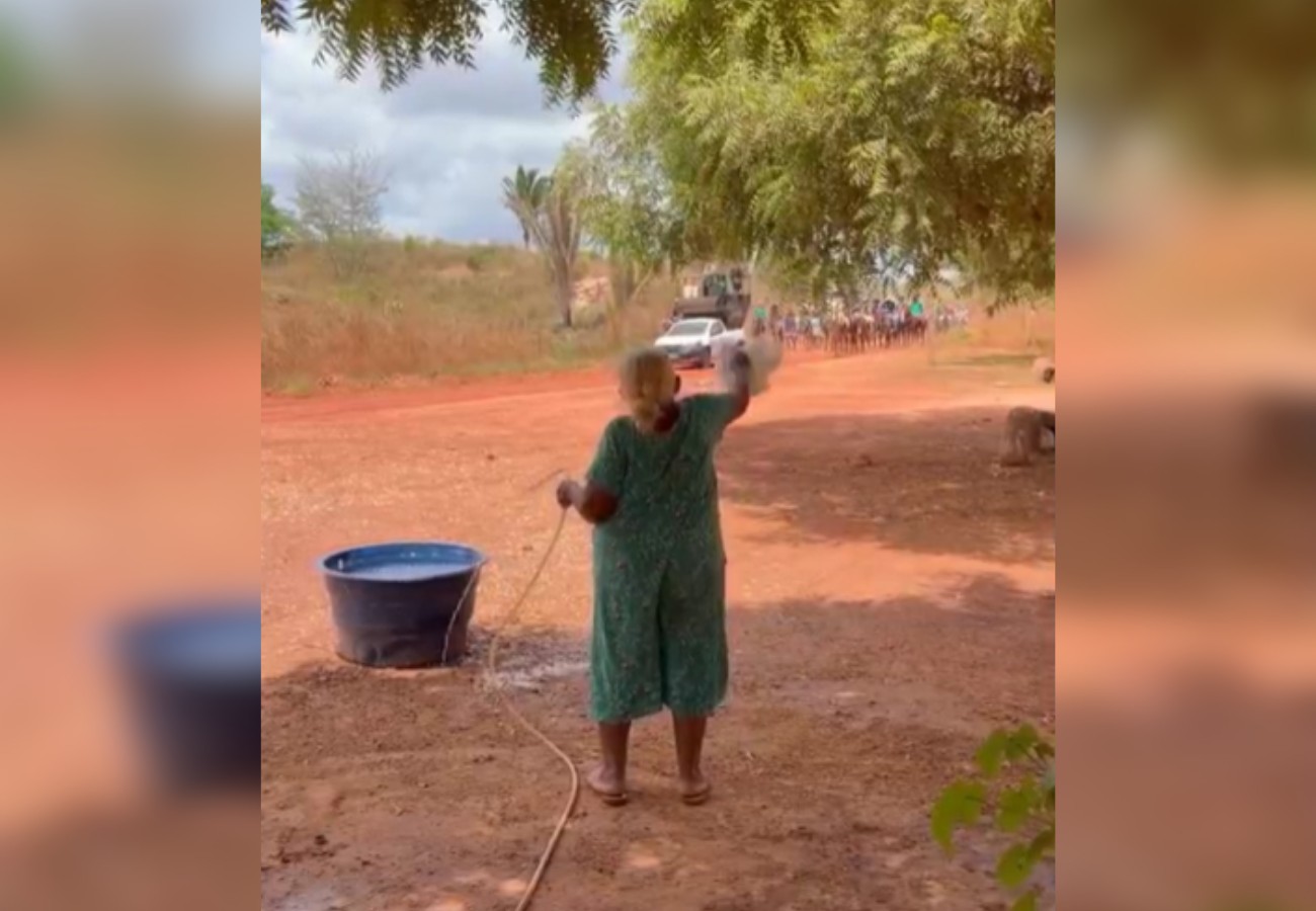 Moradora chama atenção ao oferecer água a cavalos durante cavalgada no TO; VÍDEO