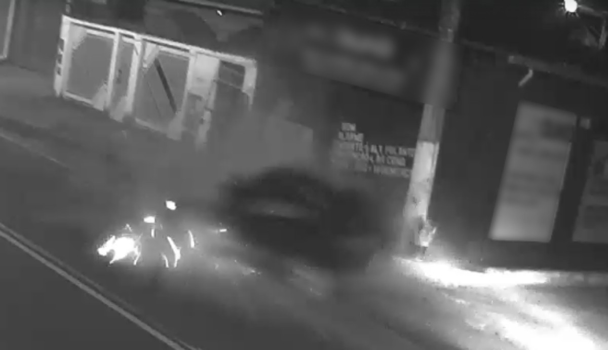 Carro bate em muro e deixa duas pessoas feridas em Volta Redonda; Veja vídeo