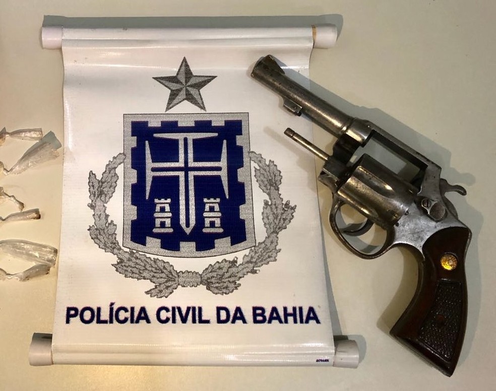 Arma usada no crime foi apreendida com suspeitos de matar adolescente na Bahia — Foto: Polícia Civil/ Divulgação