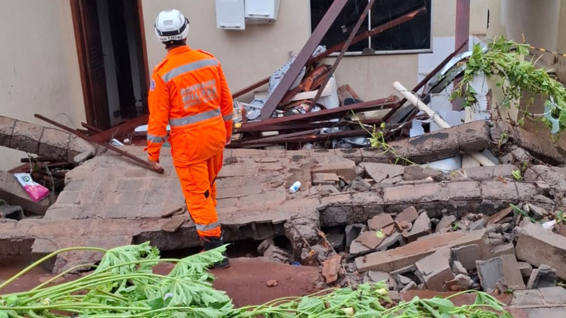 Forte chuva provoca desabamento, interdita ponte e arrasta carro em Ituiutaba