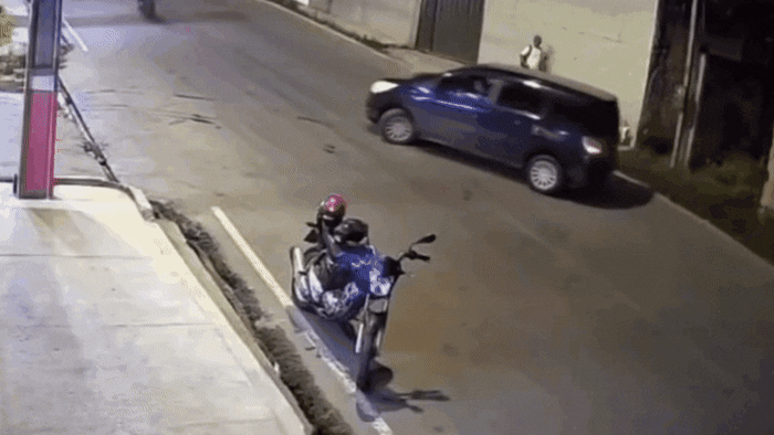 Motociclista sem capacete 'dá mortal' e cai de pé após batida com carro em Manaus; VÍDEO
