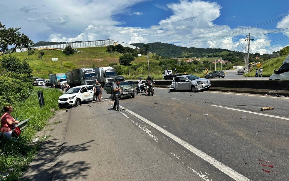 Engavetamento entre seis veículos deixa a Fernão Dias interditada no sentido SP em Extrema — Foto: Reprodução Redes Sociais