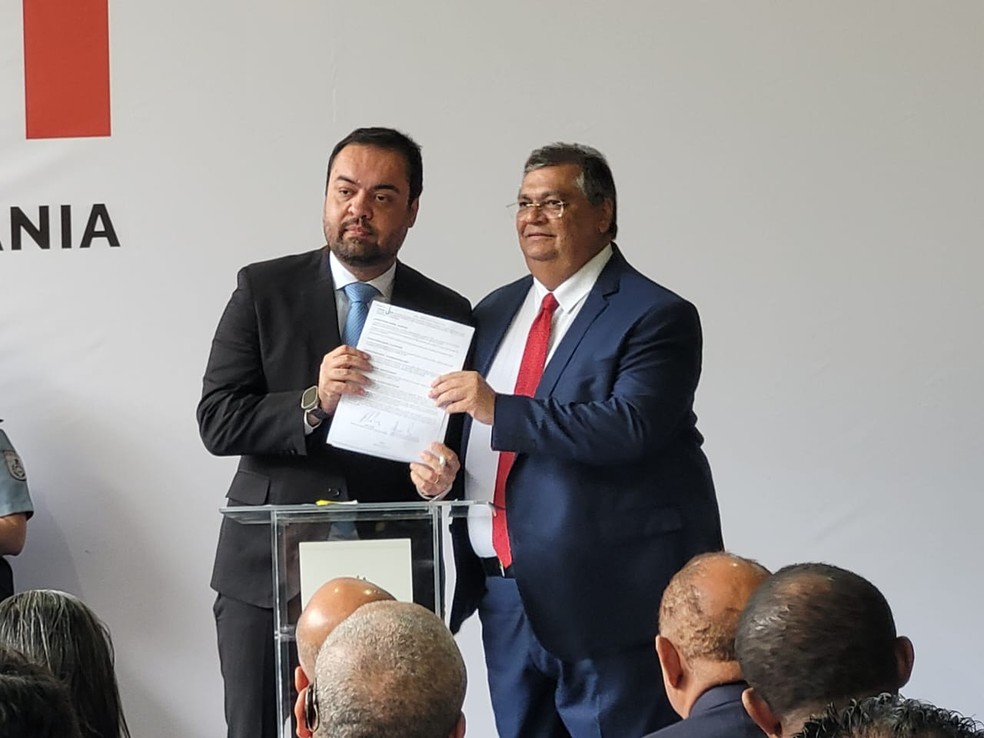 Governador Cláudio Castro e ministro Flávio Dino assinam acordo para investimento na segurança pública do RJ — Foto: Cristina Boeckel / g1