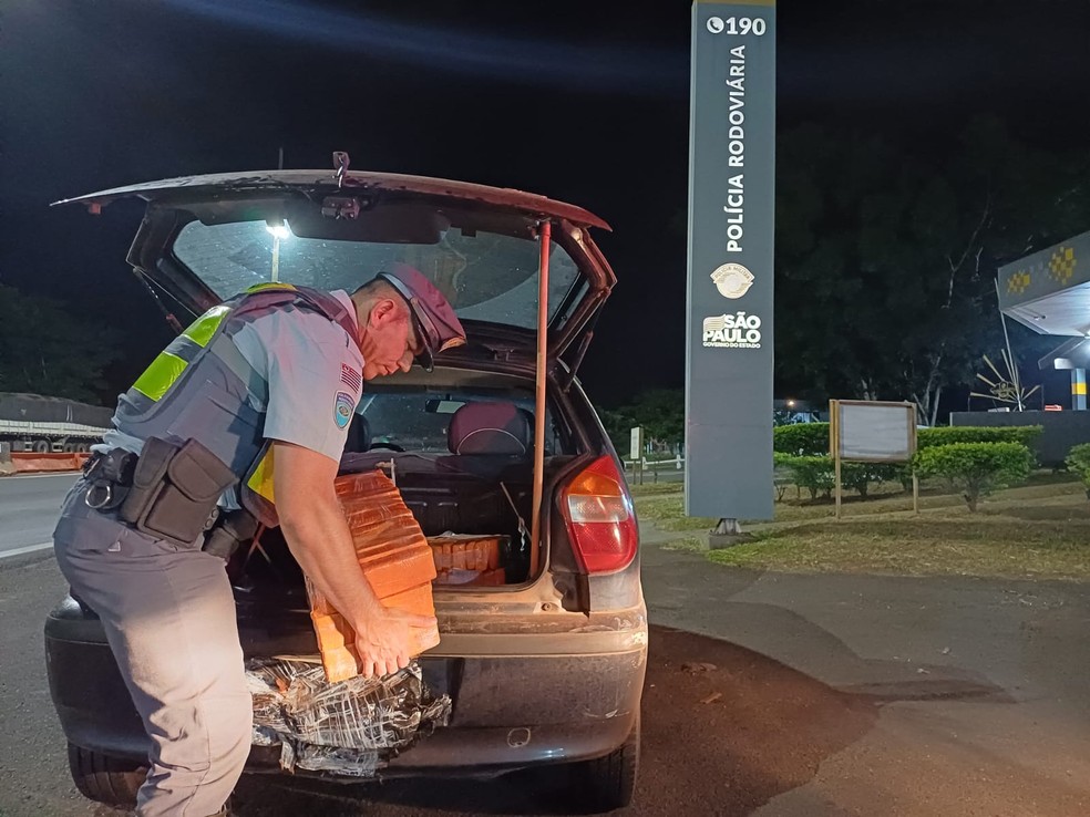 Homem com bebê no carro é preso por tráfico de drogas na rodovia Raposo Tavares — Foto: Divulgação/Polícia Militar