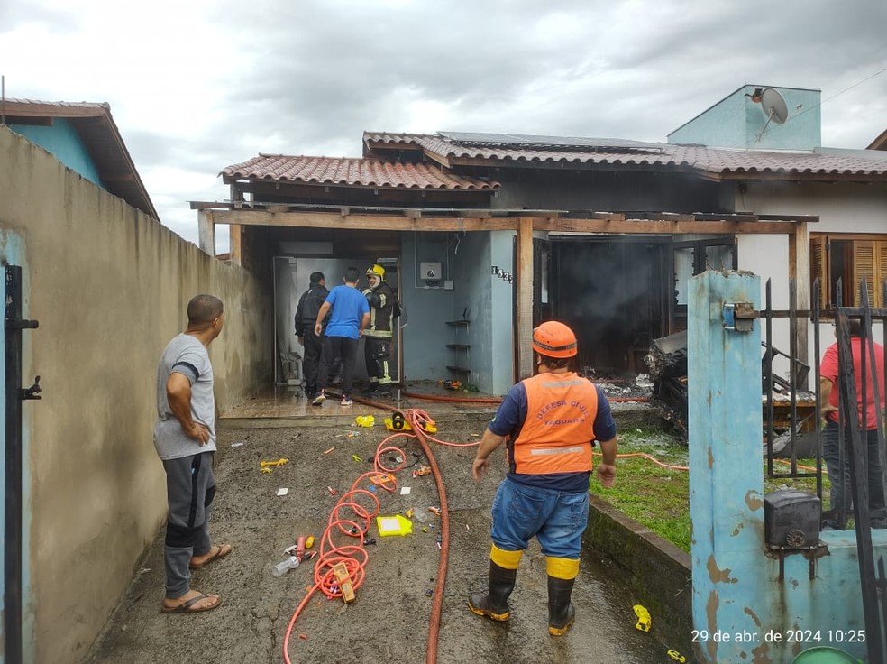 Defesa Civil auxiliou no caso do raio que atingiu residncia em Taquara — Foto: Divulgao/Defesa Civil