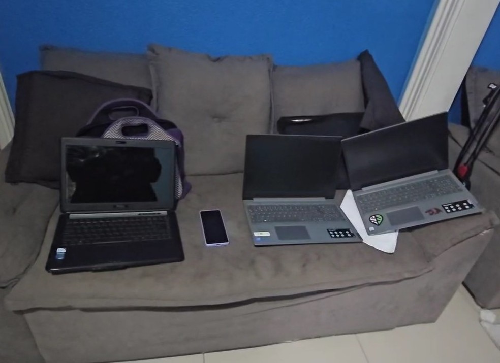 Notebooks apreendidos em operação da Decon na manhã deste domingo (20) — Foto: Divulgação