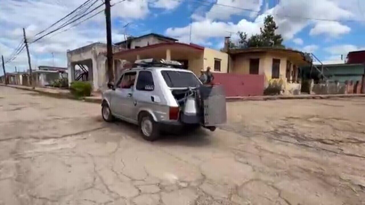 Carro movido a carvão vira símbolo de improviso de cubanos para lidar com falta de combustível no país em crise