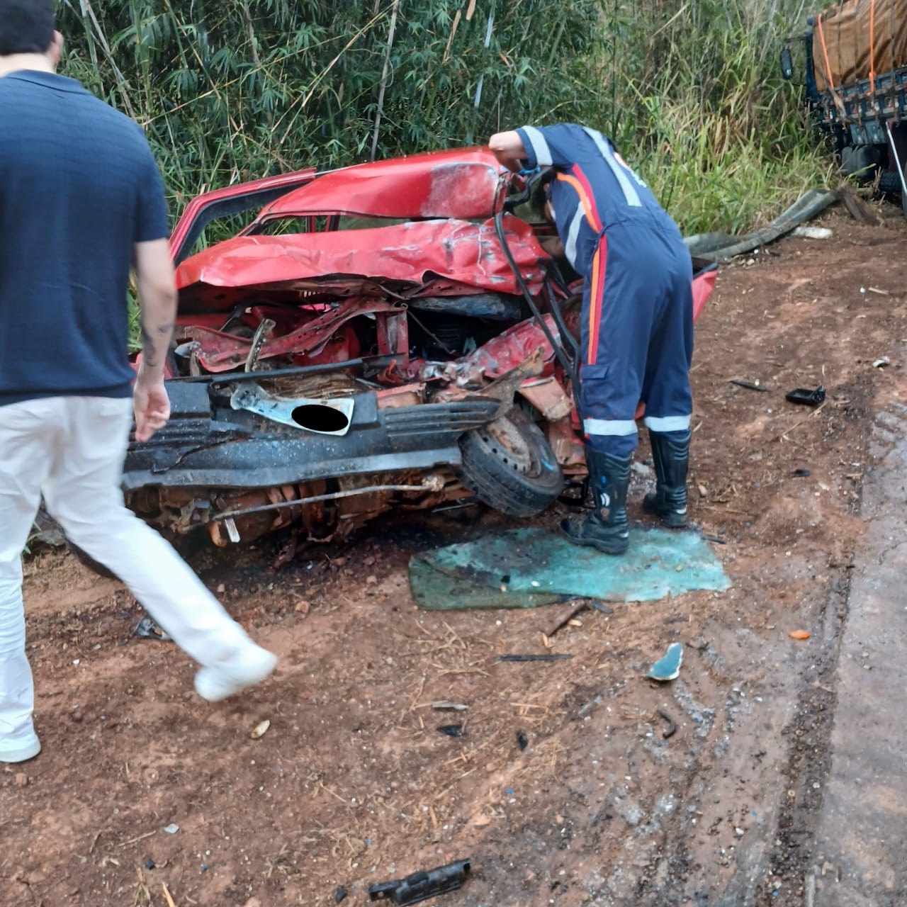 Duas pessoas morrem após batida entre carro e caminhão na MG-176