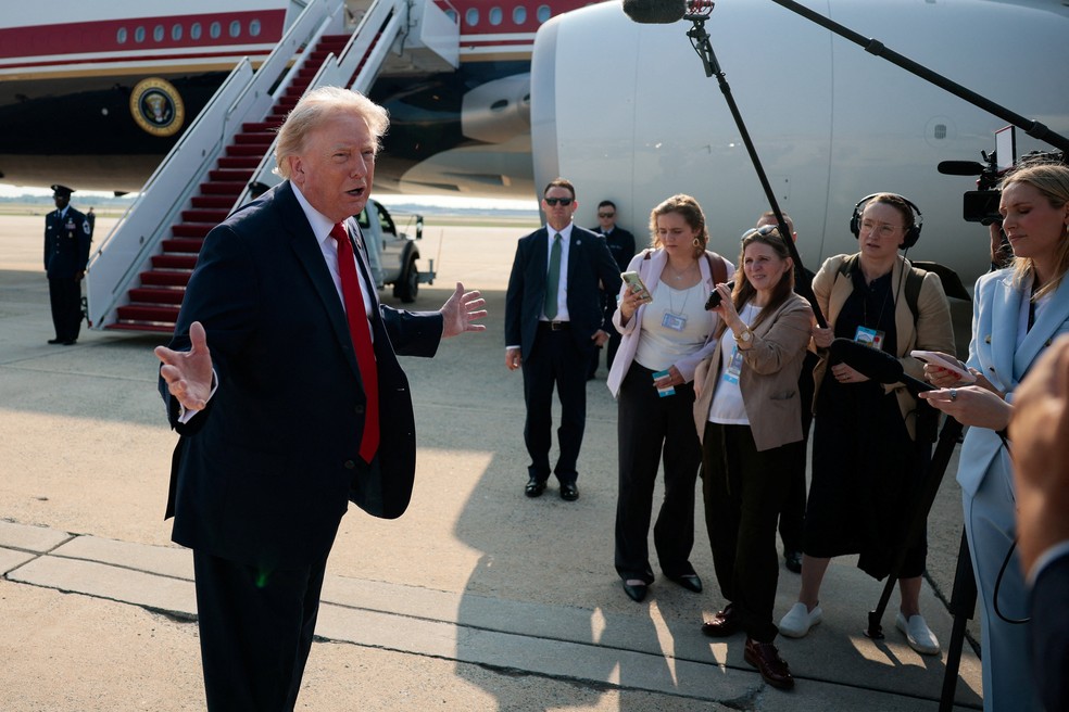 O presidente dos EUA, Donald Trump, gesticula enquanto conversa com repórteres antes de embarcar no novo Air Force One — Foto: REUTERS/Evan Vucci
