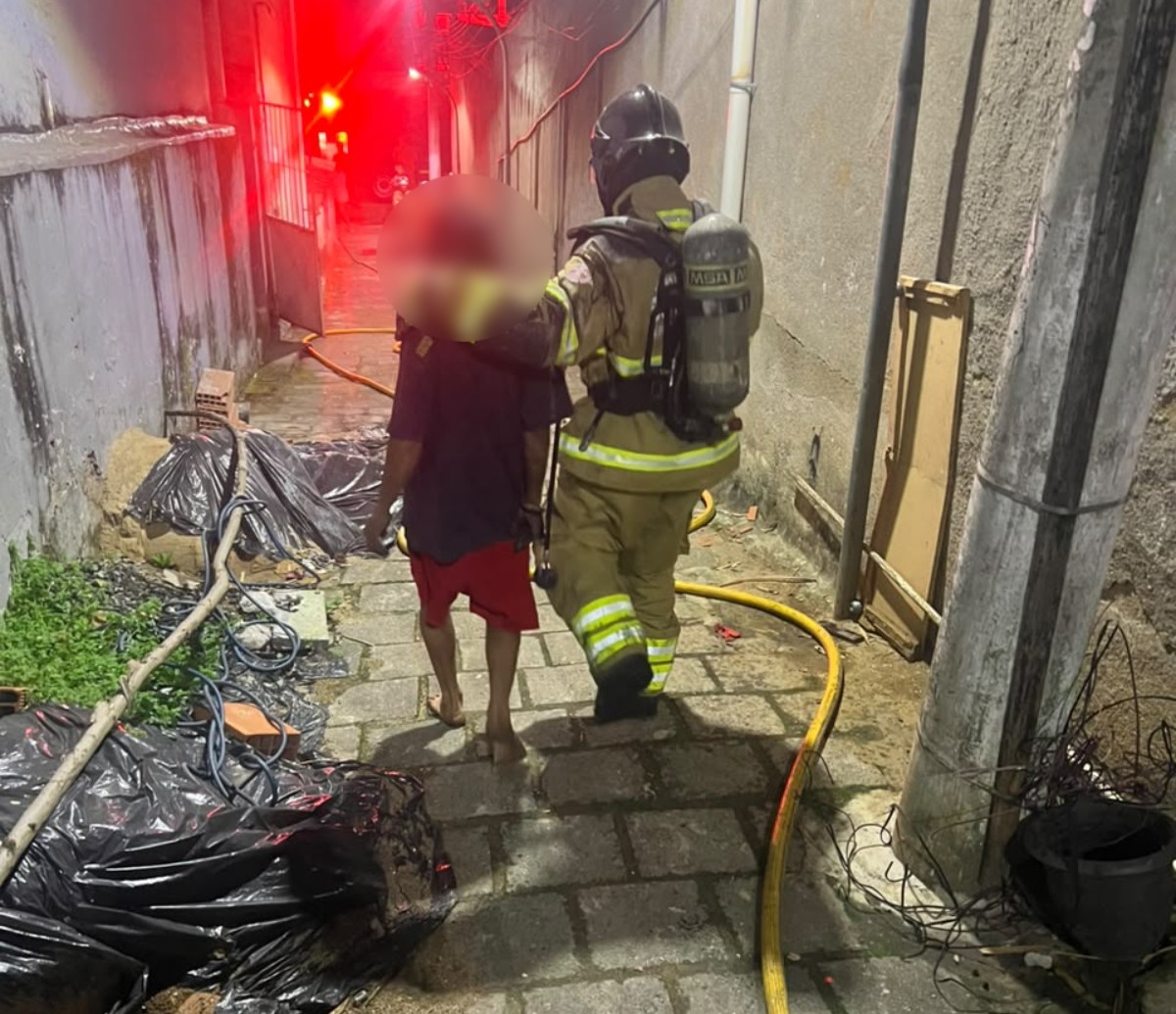 Incêndio em prédio deixa 11 cachorros mortos e duas pessoas feridas em Volta Redonda