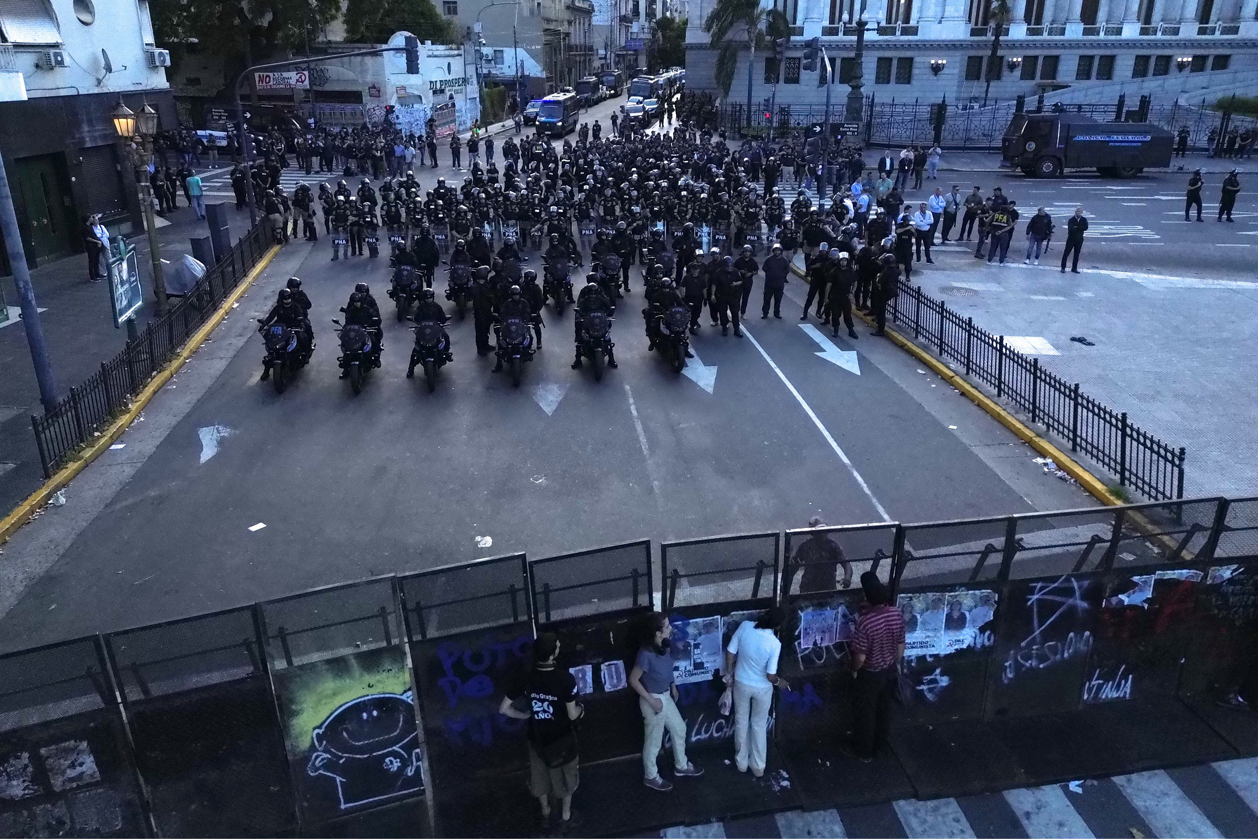 Argentina tem nova greve em dia de discussão sobre redução de maioridade penal e reforma trabalhista no Congresso