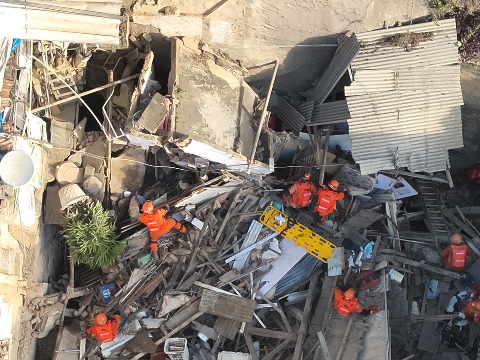 Bombeiros trabalham nos escombros de sobrado no Catete — Foto: Divulgação/CBMERJ