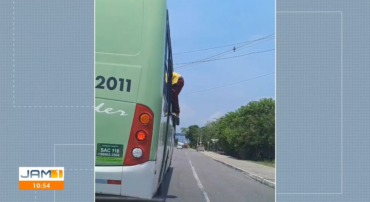 Homem é flagrado entrando em ônibus pela janela com garrafa de cerveja em Manaus; VÍDEO