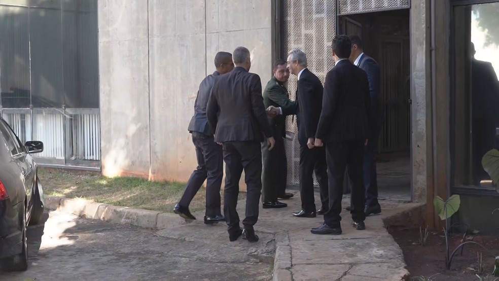 Mauro Cid chega para depor à CPI dos Atos Golpistas — Foto: TV Globo/Reprodução