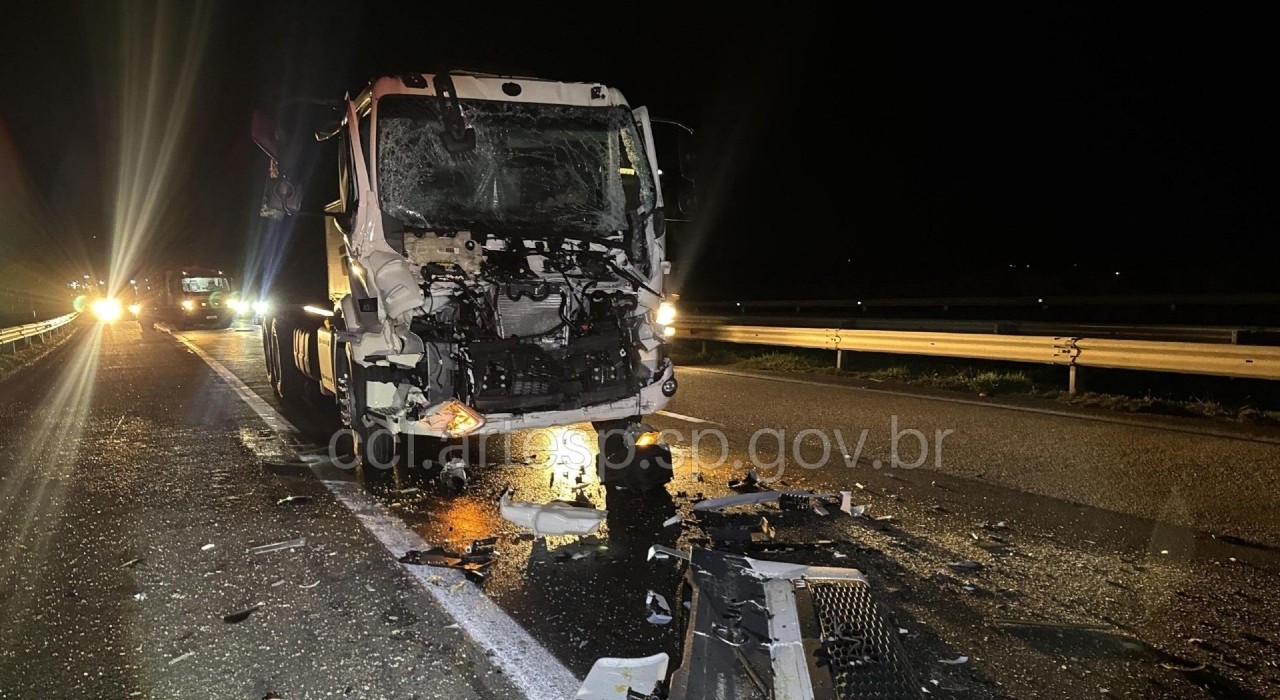 Caminhoneiro morre após bater em carreta na Raposo Tavares em Capela do Alto