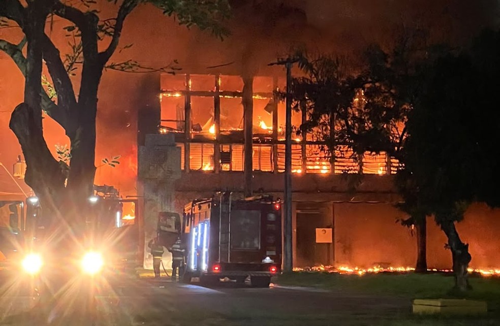 Incêndio em prédio da UFPE — Foto: Reprodução/WhatsApp