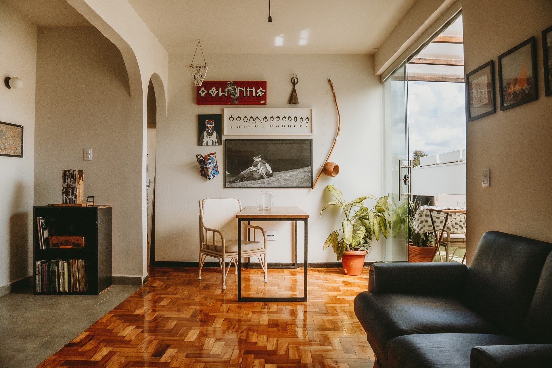Casa galeria no bairro Lagoinha expõe trabalhos de artistas da periferia de BH