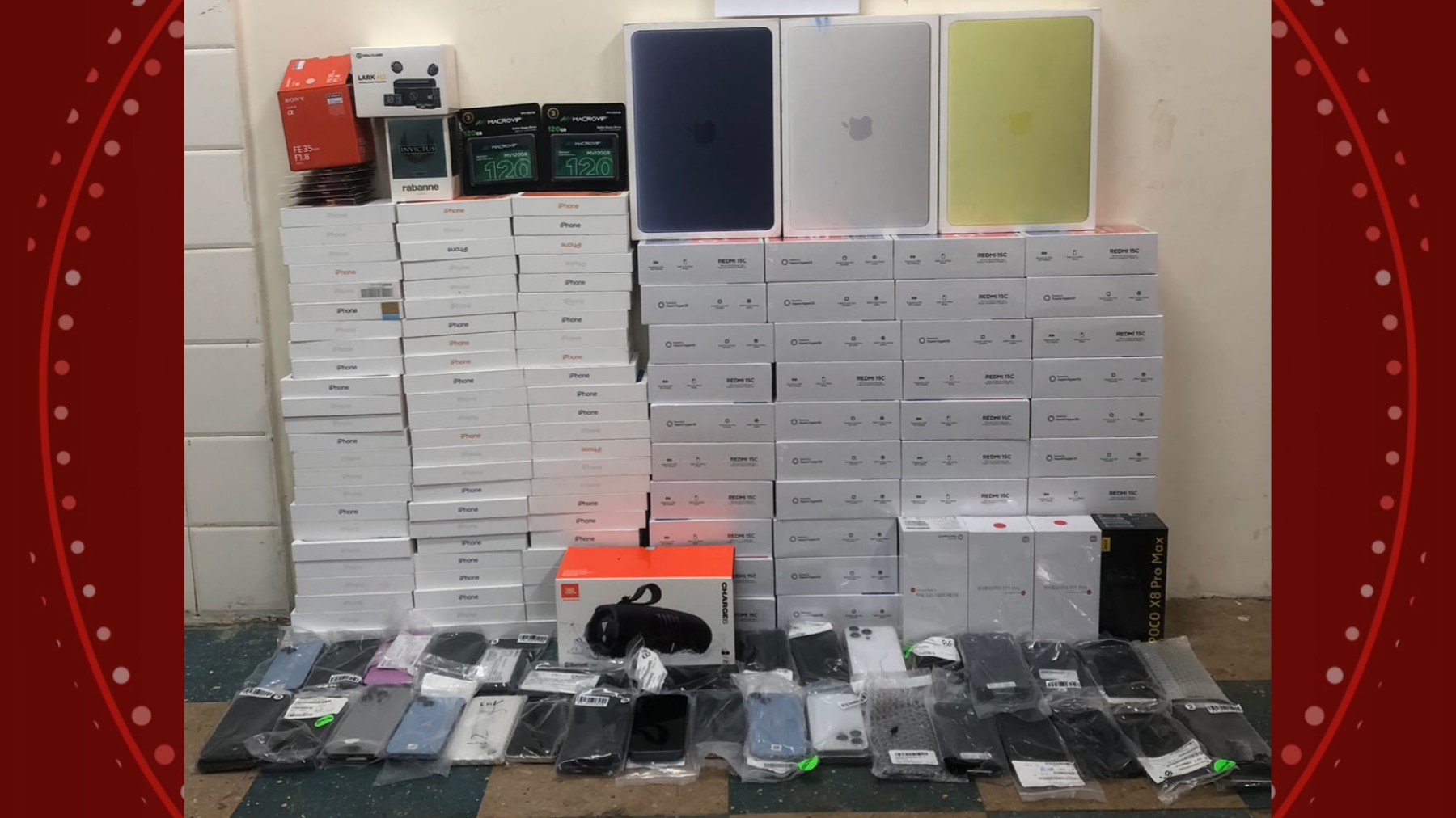 Defeito em farol de carro faz polícia flagrar mais de 170 iPhones e eletrônicos em mochilas lacradas, no Paraná