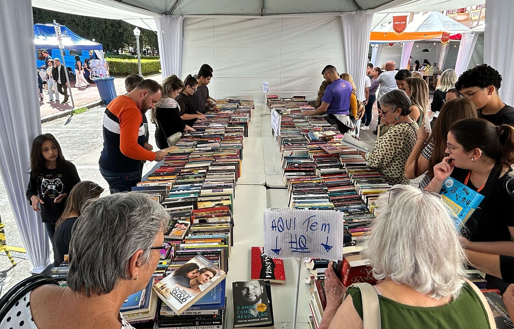 Sebo é um dos estandes mais procurados e vende mais de 8 mil livros usados no Flipoços