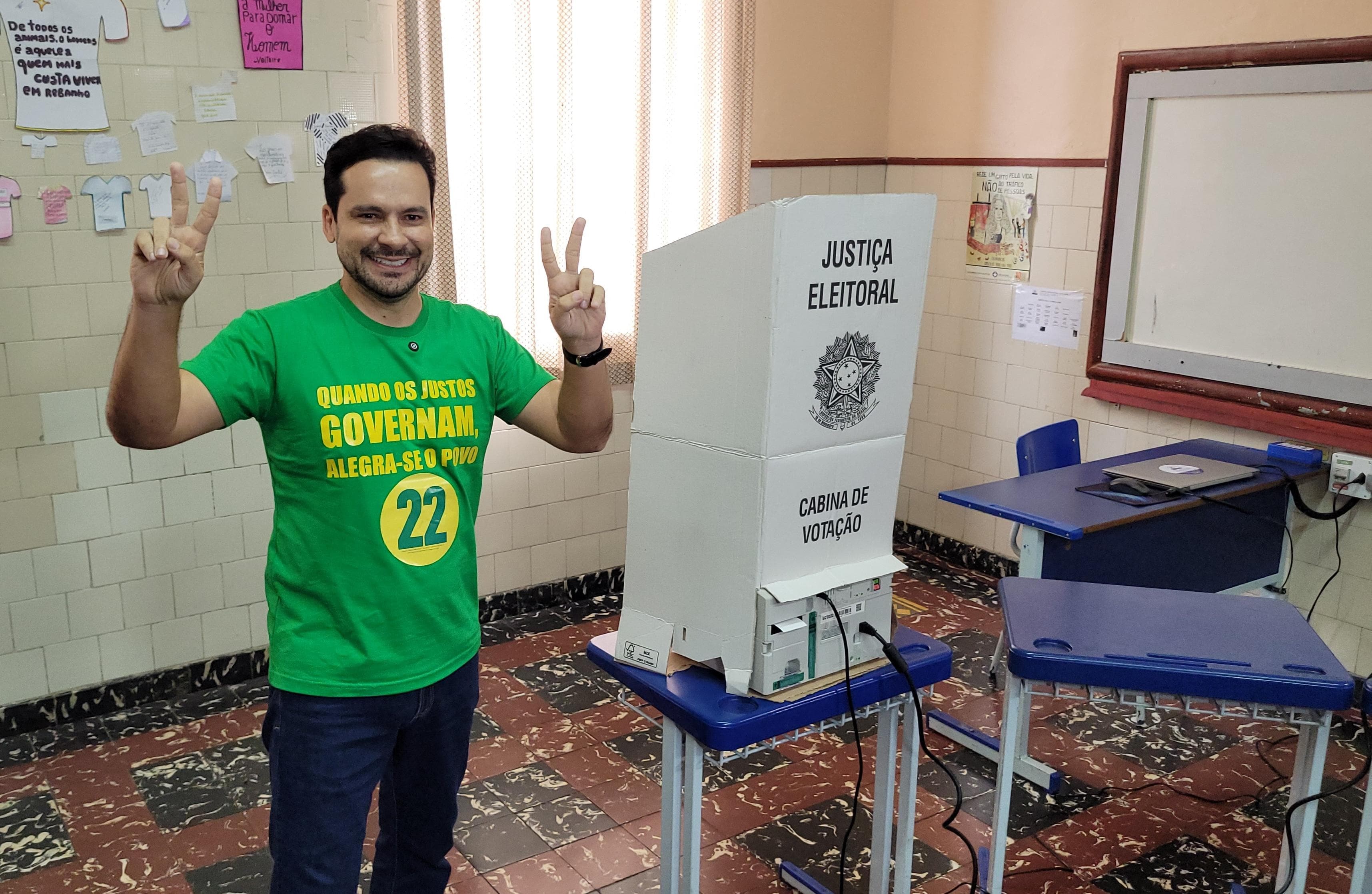 Eleições 2024: candidatos à prefeitura de Manaus votam neste 2° turno