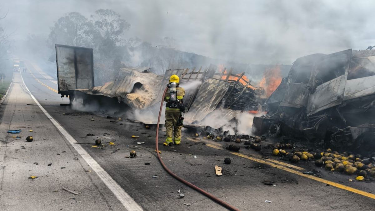 Duas carretas pegam fogo após batida na BR-251 e duas pessoas ficam feridas
