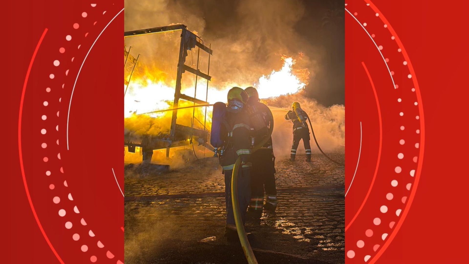 Caminhão carregado com acetona pega fogo e interdita totalmente a BR-262 no ES