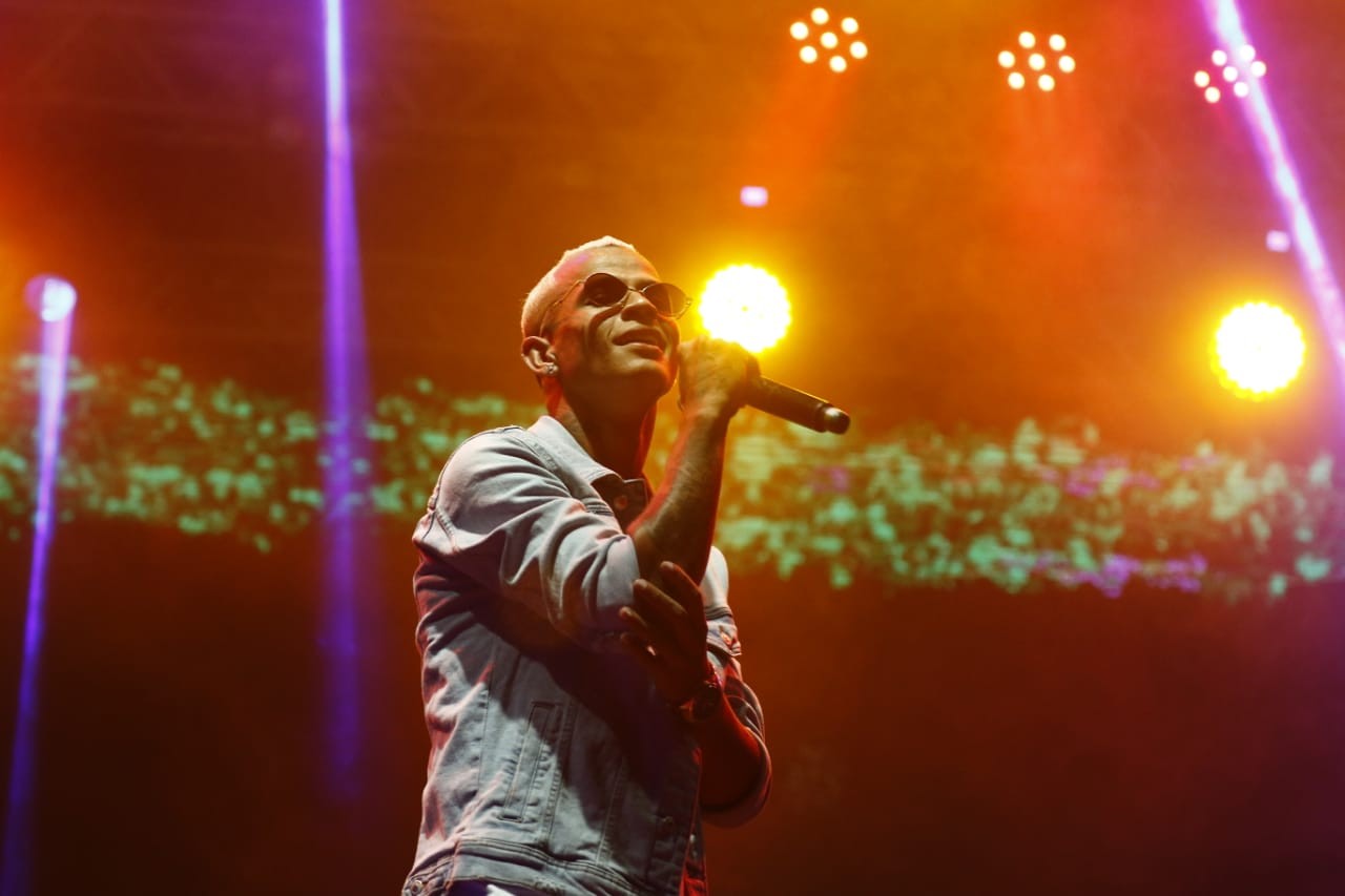 Show de Dadá Boladão celebra 15 anos do Concurso Miss Fernando de Noronha