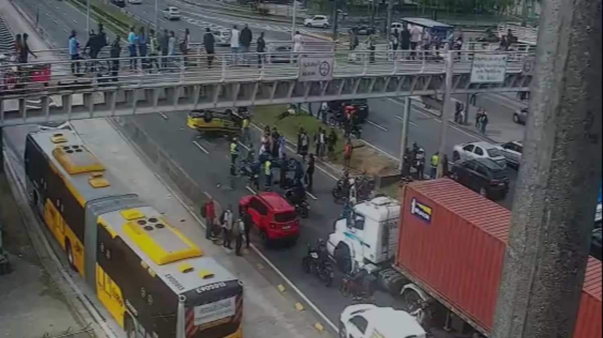 Acidente interdita pista da Avenida Ayrton Senna, na Zona Oeste do Rio