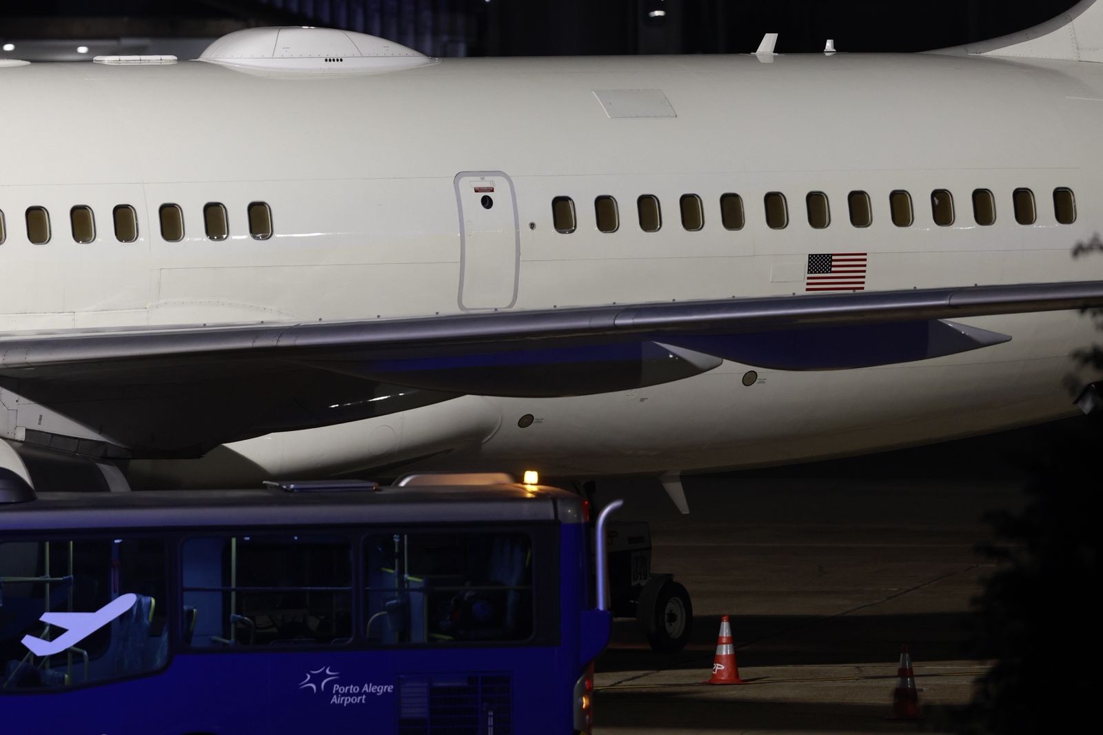 Aeronave da Força Aérea dos EUA pousa em Porto Alegre