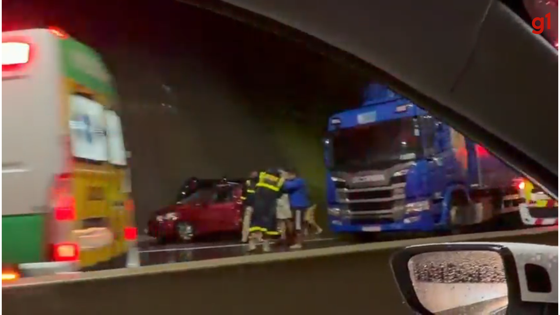 Acidente entre carro e caminhão deixa totalmente interditado trecho da BR-376 que liga o Paraná a Santa Catarina 