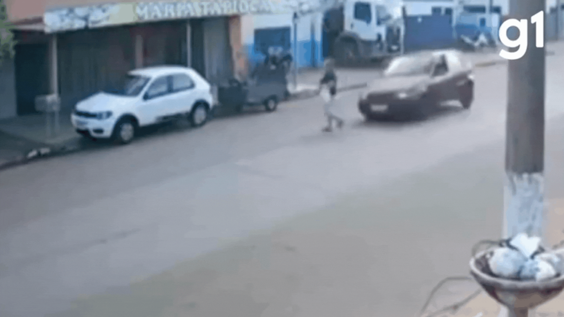 VÍDEO: Idosa é arremessada após ser atropelada por carro em alta velocidade em MT