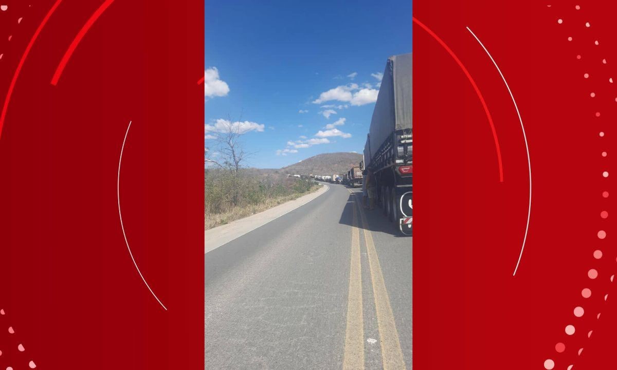 Tombamento de carreta-tanque congestiona BR-242; trecho da rodovia foi interditado