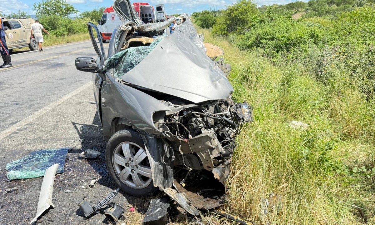 Duas pessoas morrem e outras ficam feridas após colisão entre carro e carreta no interior da Bahia