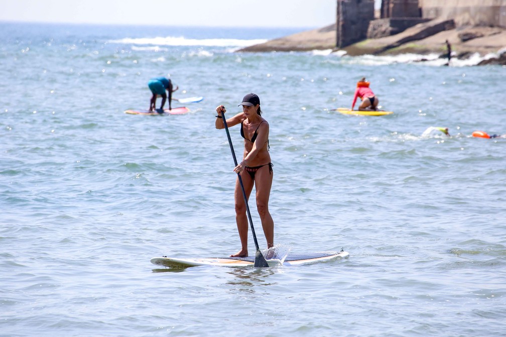 Fernanda Venturini faz stand-up paddle no Posto 6, em Copacabana — Foto: JC Pereira/AgNews