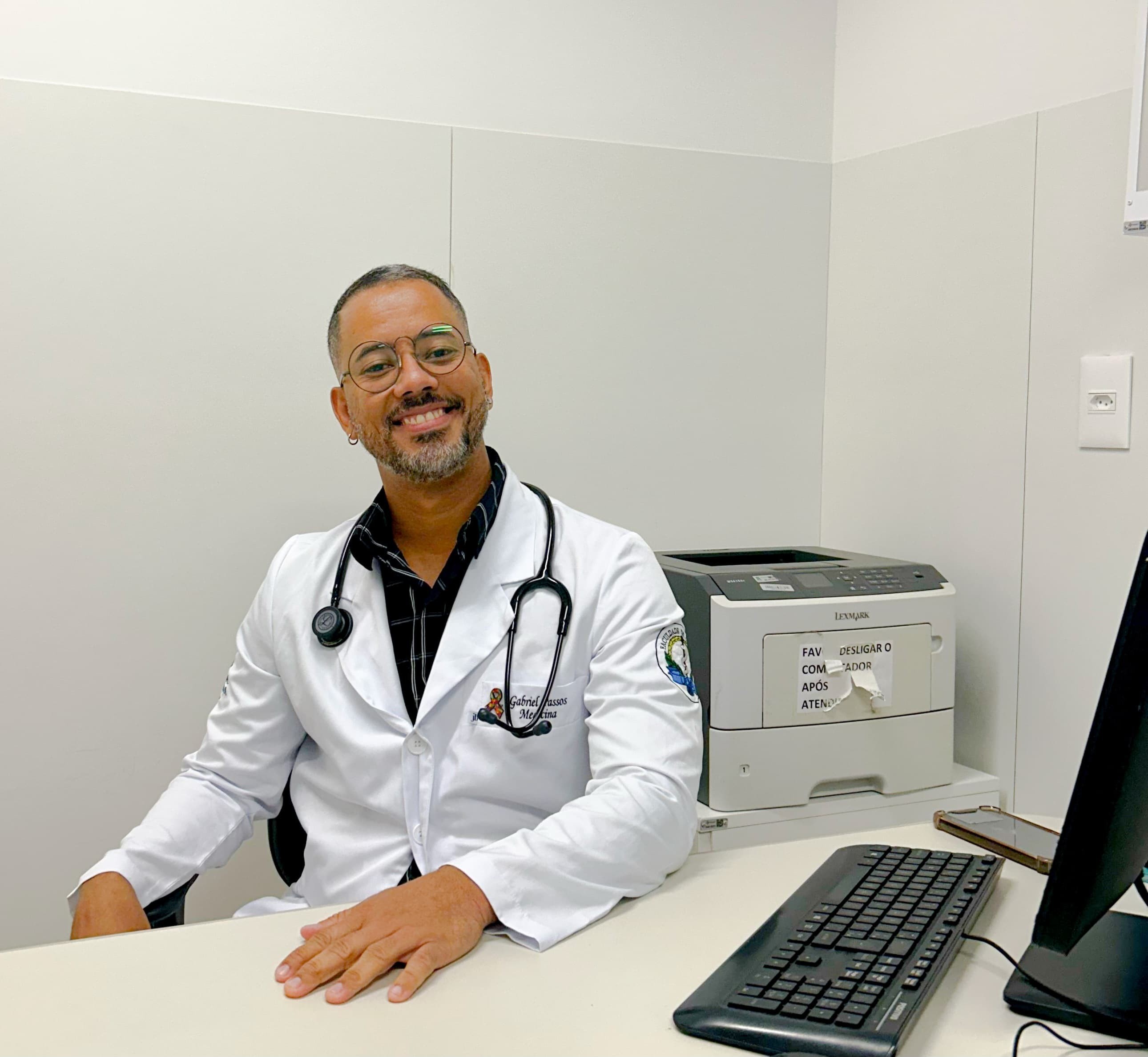 Como homem autista que era entregador de pães e caldos feitos pela mãe passou em medicina na UFMG aos 38 anos
